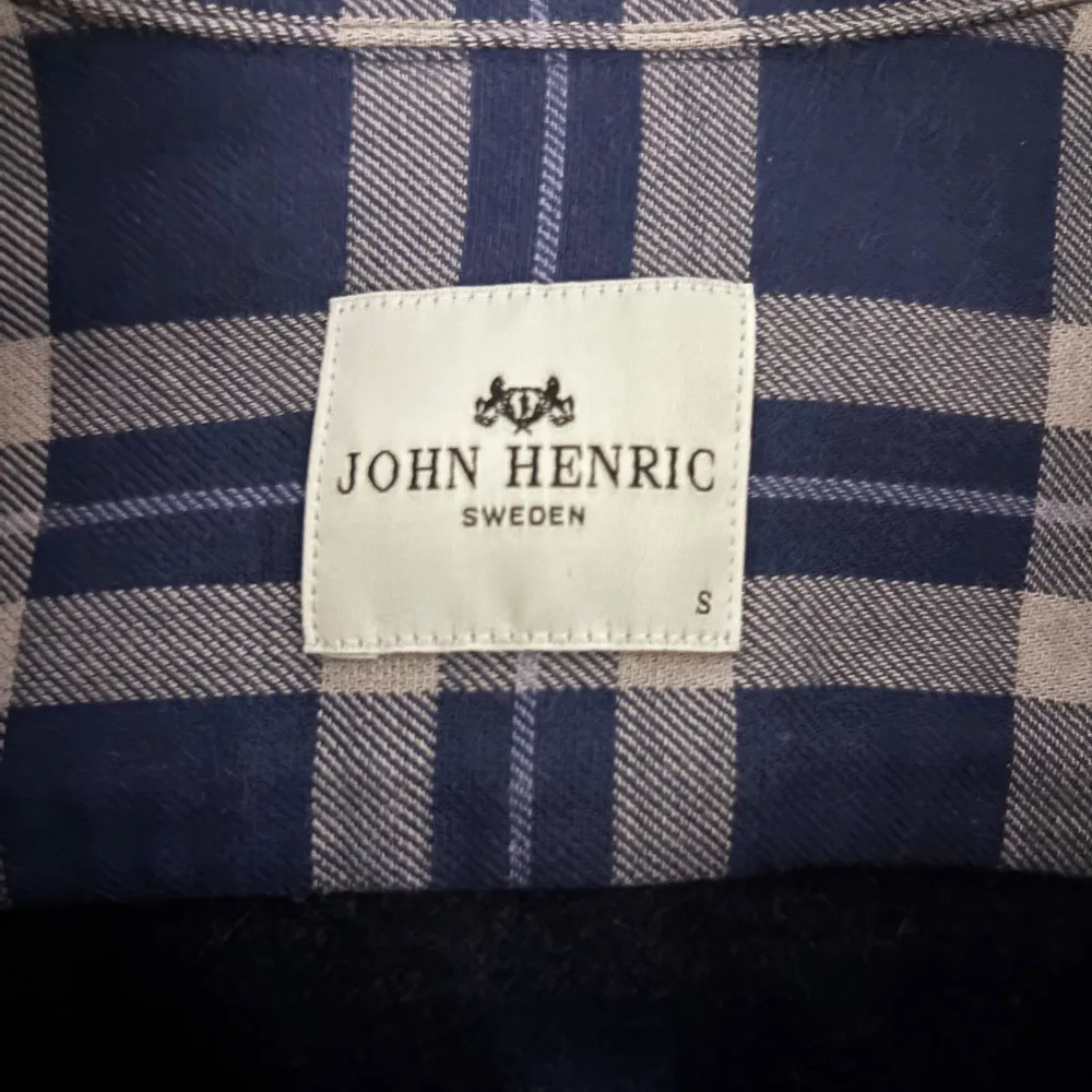 Snygg blå och vit rutig skjorta från John Henric . Använd ett fåtal gånger. Ny pris 1699. Paidat.
