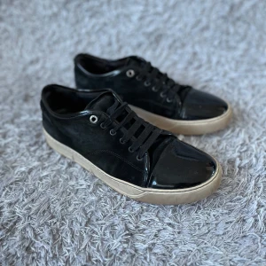 Lanvins - Säljer dessa riktigt sköna Lanvins! | Mycket fint skick inge större tecken på användning förutom  det som syns på tredje bild och de är absolut inget som märks av mycket vid användning! | Storlek UK 9 motsvarande en 43 men sitter lite större så 44 ish. | Ingår dustbag! | Ställ gärna frågor innan du köper!