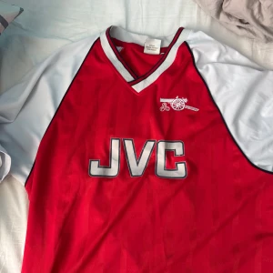 Arsenal retro  - Säljer en retro Arsenal tröja köpt från Arsenals egna hemsida