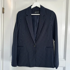Mörkblå blazer från stradivarius - Snygg mörkblå kavaj med vita ränder från stradivarius. Jätte bra skick, ren och fräsch. Köpte den i Spanien för 45€💙