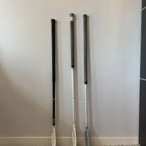 Innebandyklubbor - Tre innebandyklubbor i bra skick. Zone. Svarta är 96 cm och dem vita är 100cm. Har olika blad som man kan byta till om man vill vid köp. Kan köpa alla för billigare annars kan ni välja vilken ni vill. Priset går att diskutera vid snabb affär. 