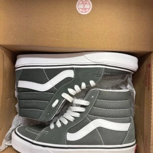 Gröna sneakers från Vans - Snygga gröna sneakers från Vans med vit sula, nya i kartong i storlek 35, men passar mig som har 36, innermått är 22cm 