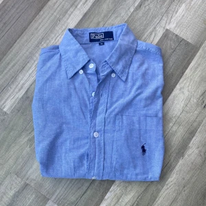 Ralph lauren skjorta  - Tja säljer nu denna feta ralph lauren skjortan som är kortärmad! Skicket är mycket bra inga fel. Storleken är medium men sitter mer som en S skulle jag säga! Hör av dig för minsta fundering!