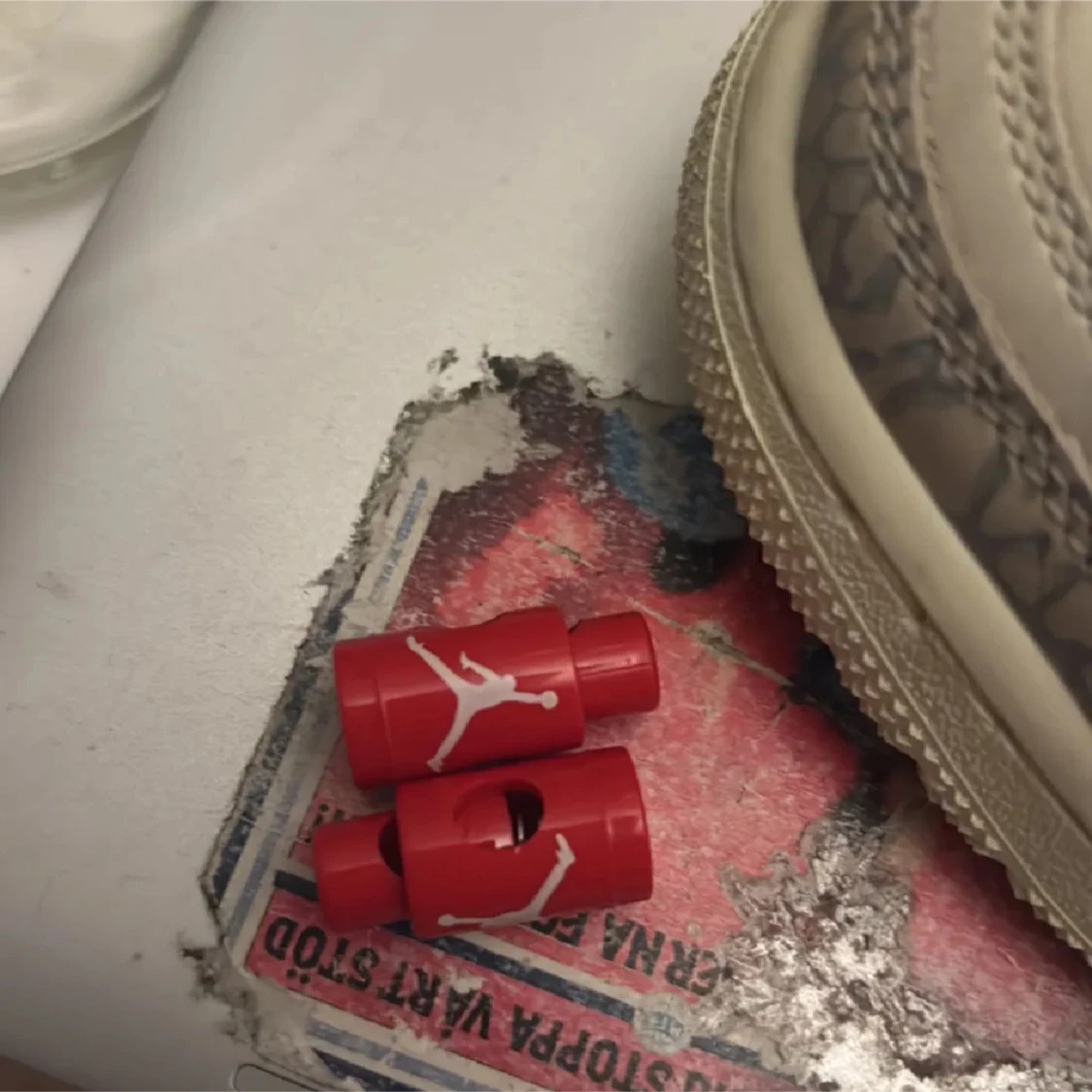 Nike Air Jordans med röda detaljer - 4