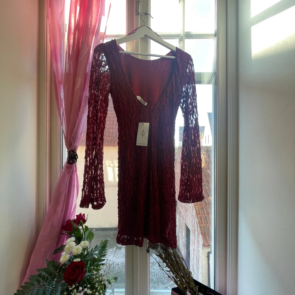 Vinröd spetsklänning från Stradivarius - 1