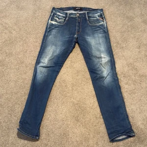 Blå jeans från Replay - Snygga blå jeansbyxor från Replay och har passformen anbass som är slim fit. Köpta för någon månad sedan och är använda ungefär 10 gånger. Nypris ligger på 1899 och jag säljer dem för 599