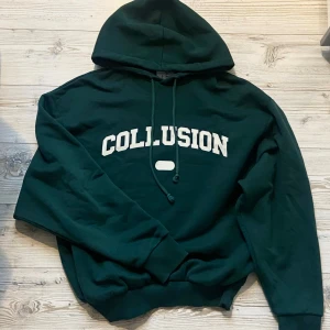 Oversized mörkgrön hoodie - Superfin hoodie från Collusion i en mörkgrön färg 🖤 Storlek S men den är oversized så sitter som en L ungefär :)