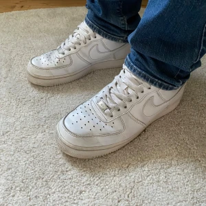 Air force 1  - Ett par snygga air force. Skick 8/10 några defekter men inget som märks!!! Storlek 40,5 skriv vid minsta fundering mvh Lysekilsgarderoben!