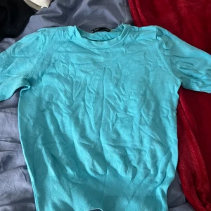 Turkos tröja från Zara - Säljer en snygg turkos tröja från Zara💙Super snygg till shorts!
