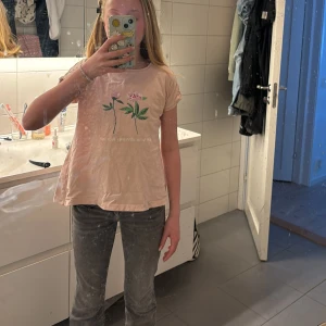 Beige blommig t-shirt med tryck - Säljer denna rosa t-shirt  för den är för liten, storlek 150 har inga fläckar va jag ser
