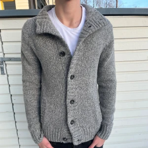 Stickad cardigan  - Tja! Säljer nu denna sjukt snygga stickade kofta. Skick 9/10 som ny, nypris ligger på 899kr men säljs nu för endast 449kr. Hör gärna av er vid minsta lilla fundering. 