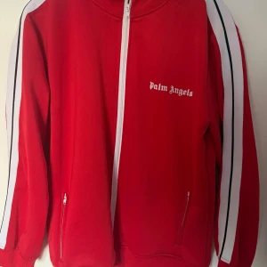 Röd sweatshirt från Palm Angels - Säljer en röd sweatshirt från Palm Angels pga använder den inte längre