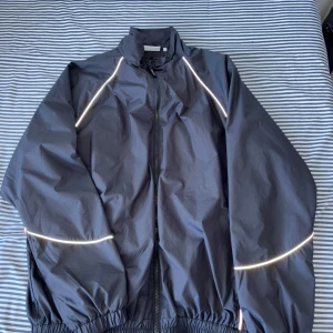 Windbreaker set från Beyond Medals -  Helt nya oanvända set ( jacka och byxor) från Beyond Medals. Storlek L båda. Vattenavvisande. Ordinarie pris byxor 899kr Ordinarie pris jacka 1299kr Mitt pris 1500kr för båda. Kan sänkas vid snabb affär. Säljer en svart vindjacka från Beyond Medals med texten 'Beyond Medals Culture 2012' på ryggen. Jackan har dragkedja och reflekterande detaljer längs ärmarna. Perfekt för blåsiga dagar.