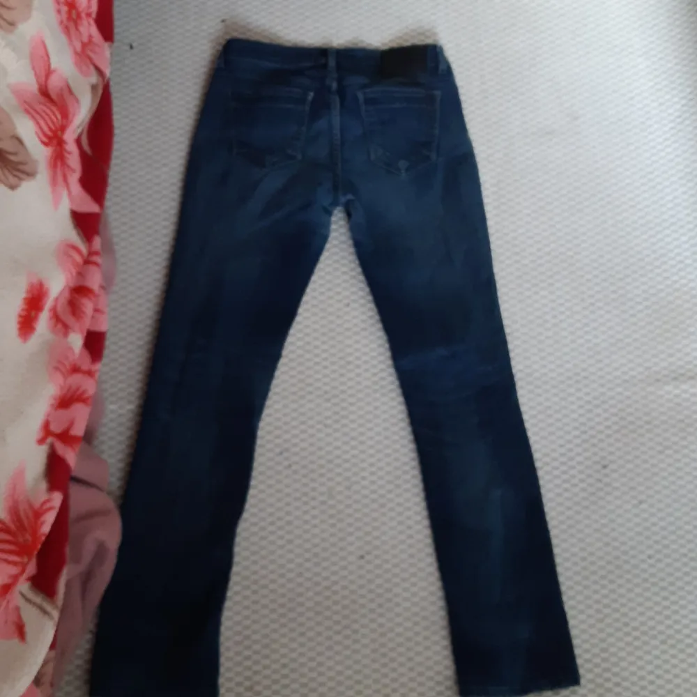 Snygga mörkblå jeans från Marc O'Polo Du får den om du köper nånting från mig du behöver bara betala frakt för den . Farkut & Housut.