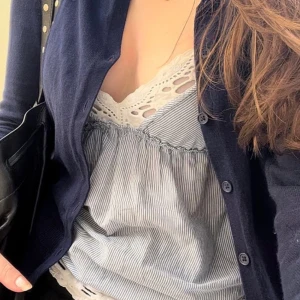 Mörkblå kofta från Meraki - Säljer en söt mörkblå kofta från Meraki 💫Koftan har en klassisk design med knappar framtill och är tillverkad i ett mjukt material som ger en bekväm passform. Skriv jättegärna vid frågor osv!!💘💘 ((första bilden är ett lånat stylingsförslag💝))