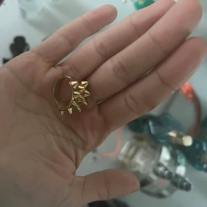 Guldfärgad ring med nitar - Knappt använd , 