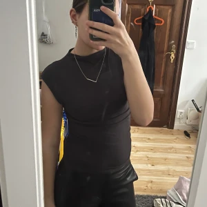 Grå/lila tight topp - Använd några gånger, Från Gina Tricot i färgen Stone.