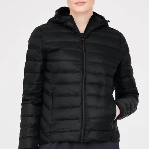 Svart dunjacka med huva - Snygg svart dunjacka från Cecil med huva och dragkedja framtill. Jackan har en quiltad design och långa ärmar, perfekt för kyligare dagar. Den är både stilren och funktionell, vilket gör den till ett måste i garderoben. 🖤