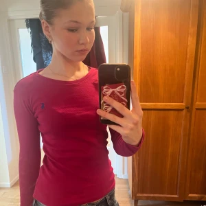 Ralph lauren tröja i mörk rosa - Köpte denna ett tag sen och jag har knappt använt den. Den är som sagt ganska liten i storleken då den passar xs. Den är i väldigt bra skick då jag som sagt knappt använt den.💕