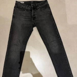 Svarta Jack and Jones jeans - Snygga svarta jeans från Jack and Jons i jätta bra skick använda bara några gånger. Perfekta för en stilren look. Kom dm vid frågor