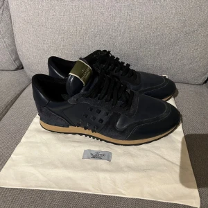 Valentino rockrunners - Svarta valentino rockrunners i jättefint skick/ny skick. Storlek 43, passar även 44, nypris är ca 7700. Hör av er vid frågor!