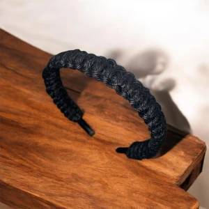 Svart flätat diadem - Snyggt svart diadem knuten med makramé. Perfekt för att ge en stilren touch till din look. Passar bra för både vardag och speciella tillfällen.
