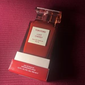 Tom Ford Lost Cherry Eau de Parfum - Säljer en lyxig Tom Ford Lost Cherry Eau de Parfum i en elegant röd flaska. Doften är känd för sina rika och sensuella noter av körsbär och mandel. Flaskan rymmer 100 ml och kommer i en stilren röd förpackning. Fick den som present, har bara testat den 1 gång och tyckte inte om den 