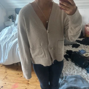 Beige kofta med knappar - Mysig kofta med knappar❣️ storlek s