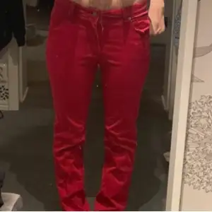 Säljer mina röda lågmidjade jeans då dom inte kommer till användning!