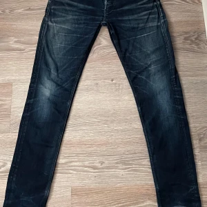 Replay jeans - Snygga mörkblå jeans från Replay. De är modellen Ronas o riktigt snygg fade,de är små skavanker bak på byxan men inget man riktigt märker. Hör av er vid frågor kan även sänka vid snabbaffär🤗 STRL: w31 L32