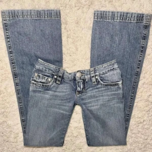 Lågmidjade blå jeans från Dsquared2 - Så snygga blå jeans från Dsquared2, med klassisk femficksdesign och låg midja. Jeansen har en straight /vid passform och är tillverkade i Italien. Säljer på grund av att jag inte har använt dem så mycket.💕köpte för 1000 men säljer för 750💕 midjan rakt över : 38cm innerbensmått: 86cm