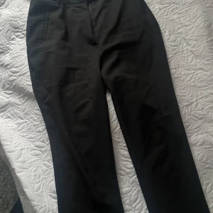 Kostymbyxor med slit - Kostymbyxor från nakd med dragkedja som man kan välja om man vill ha med slit eller utan🌸💗