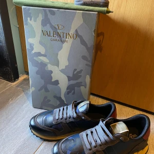 Valentino Rockrunners skor - Snygga Valentino Rockrunners. Skorna är nyskick ock knappt använda fick dem i julklapp och har växt ur dom. Om du har några frågor är det bara att höra av dig / Max