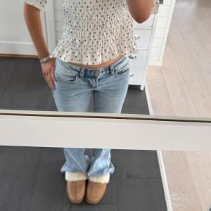 Lågmidjade bootcut jeans - Jättefina jeans från hm som jag säljer eftersom dem tyvärr är för långa för mig🥲 sjukt snygga😍😍💖