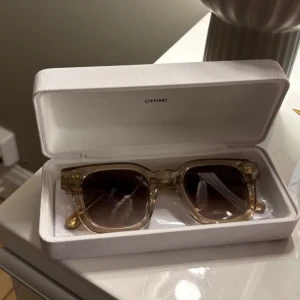  solglasögon från Chimi - Snygga solglasögon från Chimi som köptes förra sommaren💕 säljer med box och glasögon påsen, dom är du super bra skick men säljer då jag vill köpa i en annan modell bara 💗 