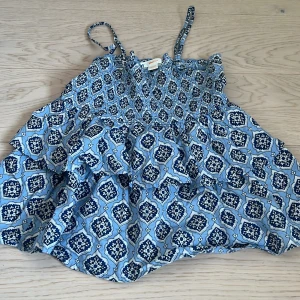 Topp från Gina tricot - Säljer en söt blå topp från Gina Tricot. Den har lite volanger och är perfekt till sommaren. Skulle säga att storleken motsvarar xs💓