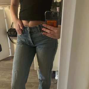 Blå jeans från Zara - Säljer ett par klassiska blå jeans från Zara. De har en mellan- låg midja och raka ben med knappar framtill. 
