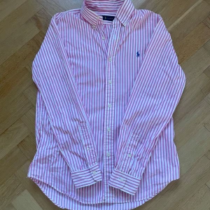 Ralph Lauren skjorta - Fet skjorta i mycket bra skick. Sitter truetosize. Nypris 1,300. Hör av dig för frågor!💫
