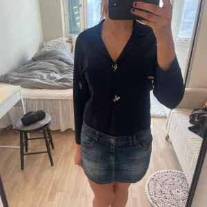 Zara topp/kavaj - Jättesnygg tröja från zara som är som en kavaj även! Strl S💞