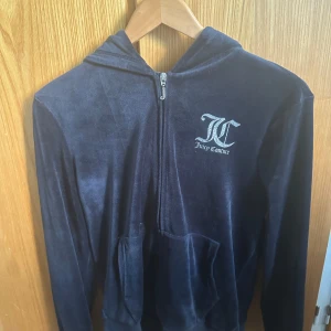 Jättefin juicy zip-up hoodie! - Säljer min jättesnygga zip-up hoodie från Juicy Couture i mjukt material. Köpt på loppis och är lite sliten men annars i jättebra skick💗