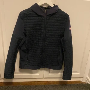 Colmar jacka/cardigan - Säljer en riktigt snygg quiltad jacka från Colmar. Jackan har en dragkedja framtill och en stilren design med långärmade ärmar. Skick: 9.5/10. Använd 2 gånger. Storlek: M (50). 
