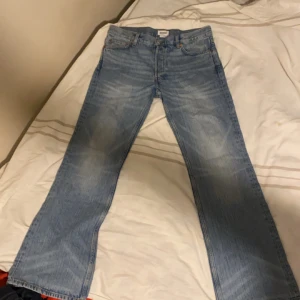 Blå jeansbyxor - Klassiska blå jeans med en straight passform. De har en traditionell femficksdesign och är tillverkade i denim. Perfekta för en avslappnad stil.