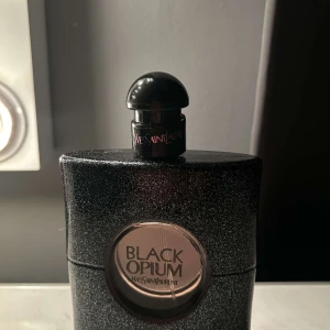 Black Opium parfym från Yves Saint Laurent - Säljer en elegant Black Opium parfym från Yves Saint Laurent.💛 Använt ca en fjärdedel. Kostar egentligen 1287kr men vill tjäna snabba pengar så säljer billigt!! Köpt från en person vid flygplatsen🤗Perfekt för den som älskar en djärv och mystisk doft.🤭köparen betalar frakt  📦 