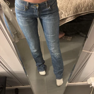 Lågmidjade jeans från Hilfiger Denim - Snygga lågmidjade jeans med raka ben från Hilfiger Denim. Står ingen storlek i men skulle säga 27/28 w, passar mig som har xs/s. Midjemått 36 cm