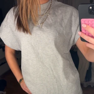 overzised t shirt - super cool overzised t shirt från zara, storlek L men passar fint på mig som är s. skriv för fler bilder💓