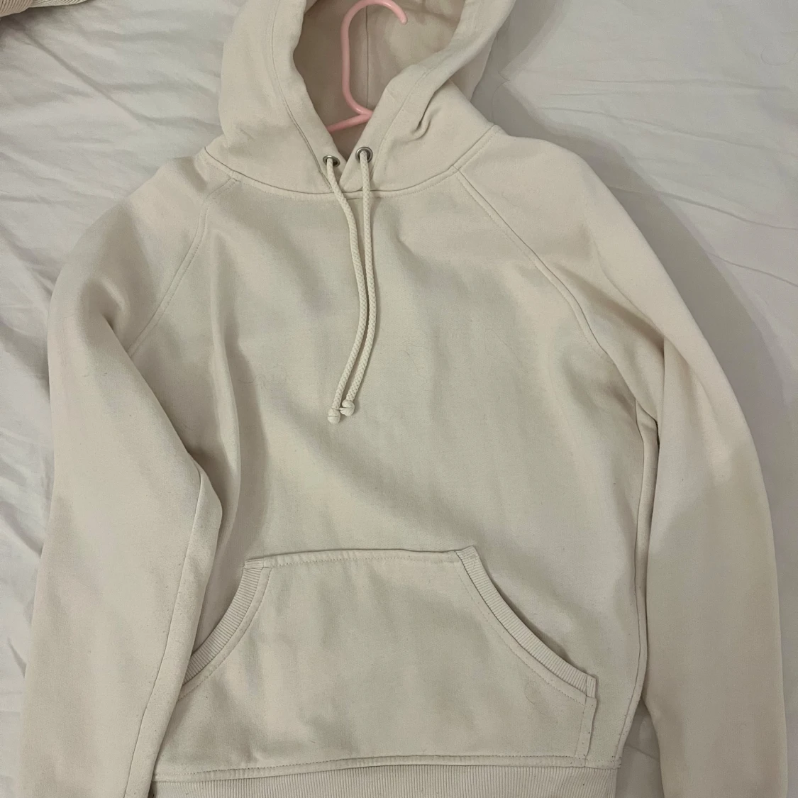 Beige hoodie med ficka