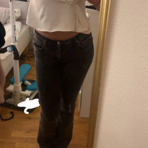 Gråa jeans från Gina Tricot - Säljer ett par snygga mörkgråa jeans från Gina Tricot 'Perfect Jeans'. De har en tight, bootcut passform och är lågmidjade.💞(smutsig spegel, *inte* jeansen)