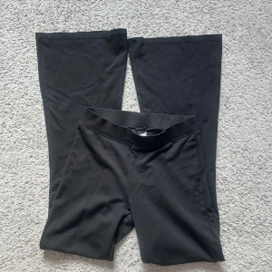 Svarta yogabyxor från Gina Tricot - Snygga svarta yogabyxor från Gina Tricot i en tight passform. Storlek XS. 😊.
