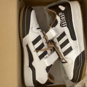 Adidas M&M's Forum Low 84 Brown/White - Limiterade Adidas M&M's Forum Low 84 Brown/White i storlek 42. Skorna är helt oanvända men dock utan orginalbox… Orginalpris: runt 1500kr!  Skriv vid eventuella frågor!