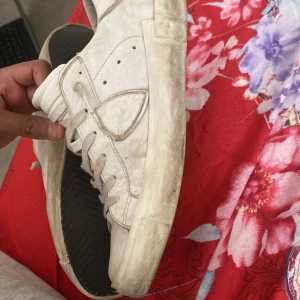 Phlipph model  - Säljer ett par vita phlipph model. Ja sköna passa till allt köpa för 3200 